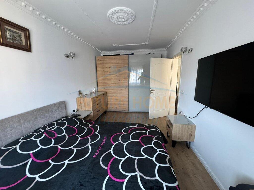 In vendita, Appartamento 3+1+2+Ripostiglio, Laprakë, Tirana.