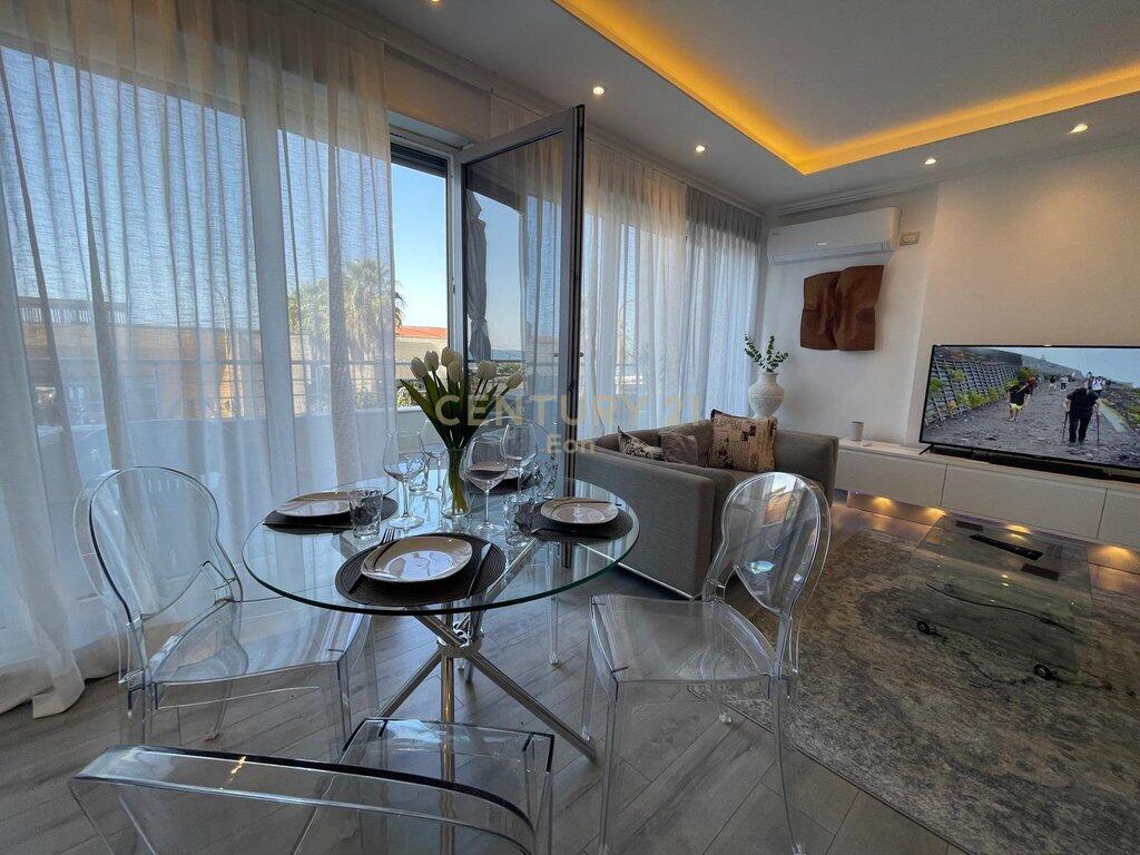 JEPET ME QIRA SUPER APARTAMENT 2+1+2 ME PAMJE DETI NE CURRILA ! 950 € /Muaj