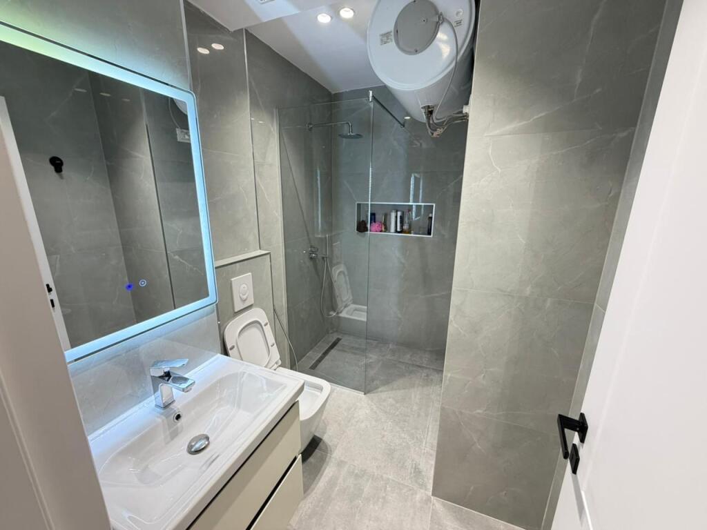 Super Appartamento 2+1+2 bagni +2 posti auto  Piano 3, palazzo nuovo con ascensore Arredamento nuovo, mai abitato prima  📍Liqeni i thate, Complesso Fz  Prezzo 1350€