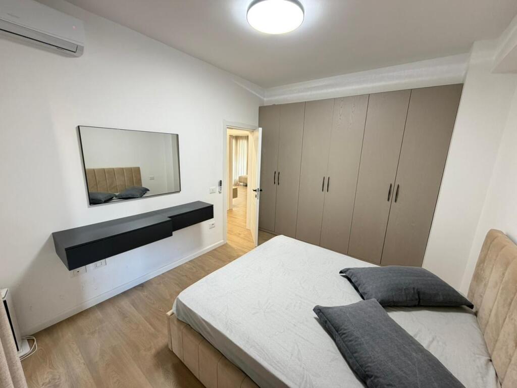 🏢 Apartament 2+1+2 me 2 ballkone për qira – Zogu i Zi  📍 Vendndodhja: Zogu i Zi 🏠 Sipërfaqja: 130 m² 🏢 Kati: 3 (me 2 ashensorë) 🛏 Dhoma: 2 dhoma gjumi + 1 dhomë ndenjeje + 2 tualete 🌅 Ballkone: 2 💶 Çmimi: 1000 €/muaj