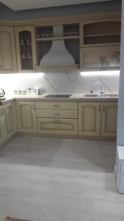 In vendita 2+1+2 bagni Via delle barricate di fronte al liceo sami frasheri