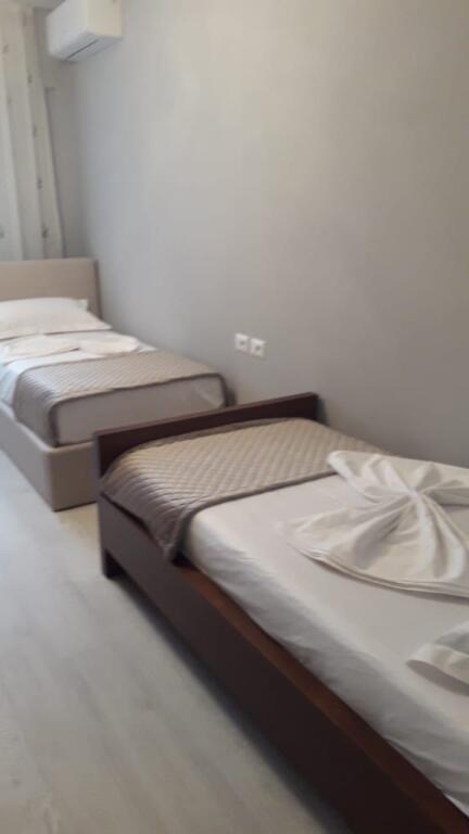 In vendita 2+1+2 bagni Via delle barricate di fronte al liceo sami frasheri