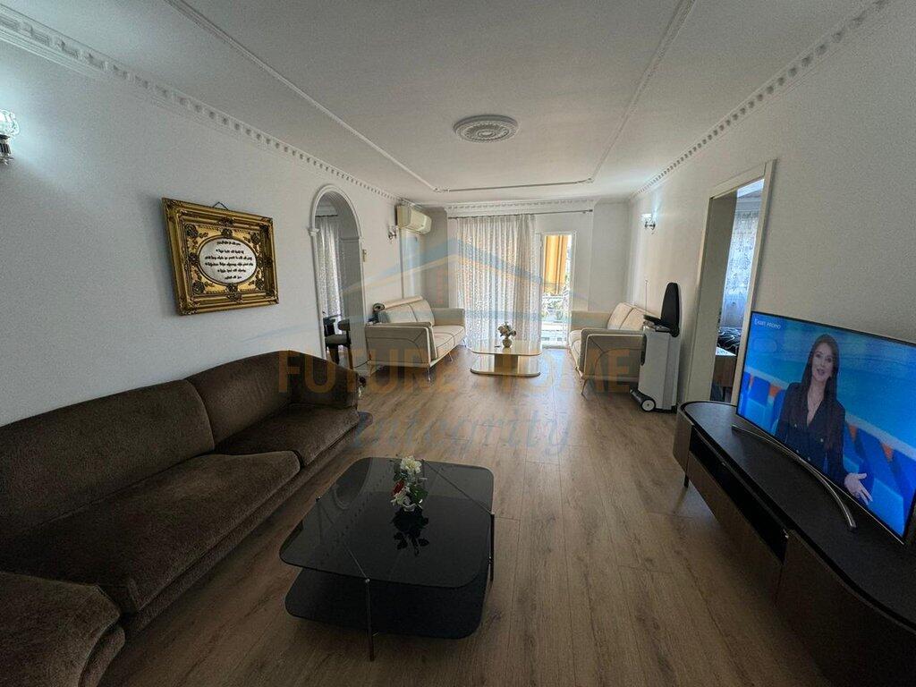 In vendita, Appartamento 3+1+2+Ripostiglio, Laprakë, Tirana.