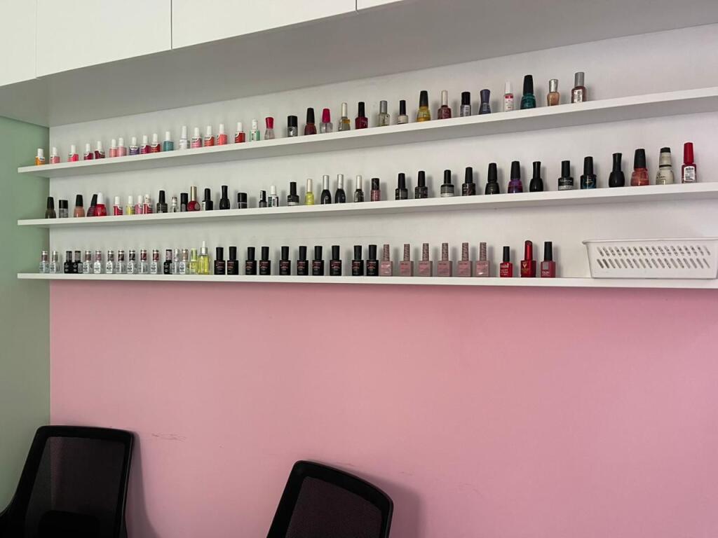 Dyqan me qera per activities te ndryshme.