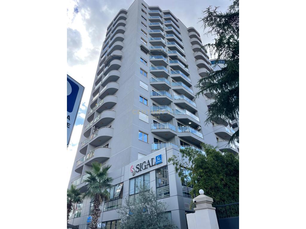 Spazio commerciale moderno con veranda nel cuore di Ish-Blloku per uffici/attività