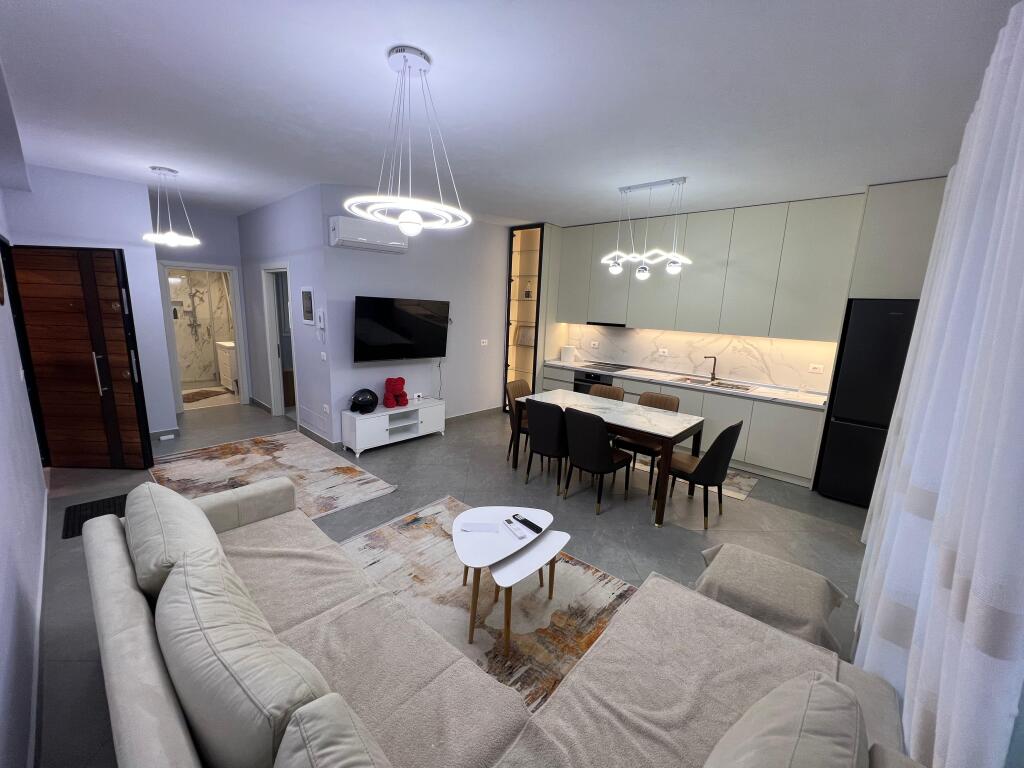 📣 QERA SUPER Apartament 2+1 Me Parking 📍 River Residence, Prane Green City ✨   🏢 Ndertim i Ri  🪜 Kati 7 (Me Ashensor)  🛋️ Mobiluar Me Kushte Bashkekohore  👨👩👧👦 Preferohen Kliente Familjare   💶 Cmimi 700 Euro Bashke Me Parking