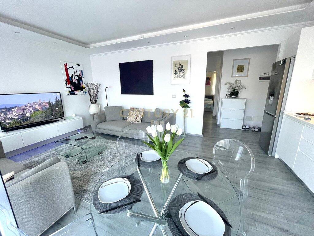 JEPET ME QIRA SUPER APARTAMENT 2+1+2 ME PAMJE DETI NE CURRILA ! 950 € /Muaj