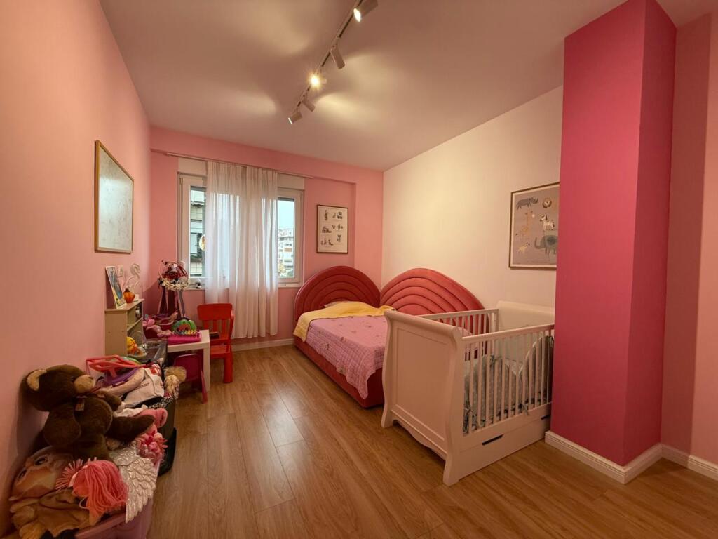 Apartament 2+1 per qira tek Rruga e Barrikadave