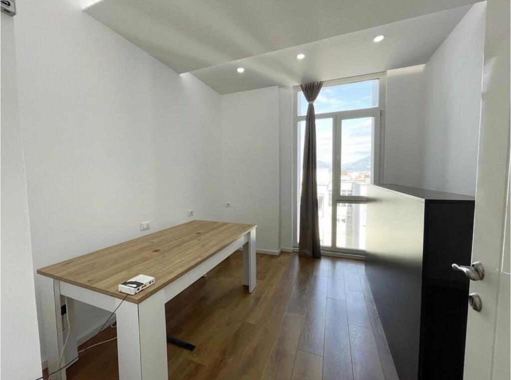Apartament 2+1 per qira tek Kika 2 tek Komuna e Parisit.