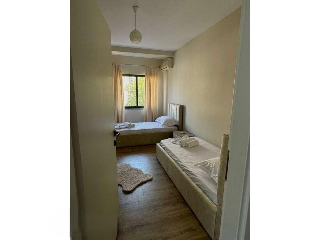 Jepet me qera apartament 2+1 prane Bulevardit! 700 € /Muaj