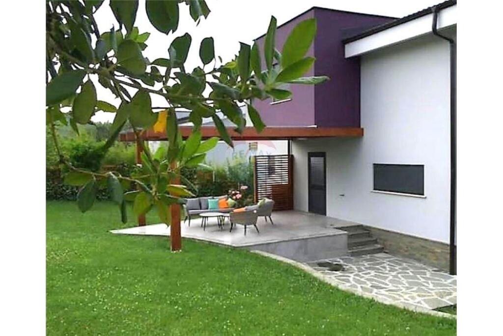 VILE ME QIRA 3 KATE NE LONG HILL RESIDENCE