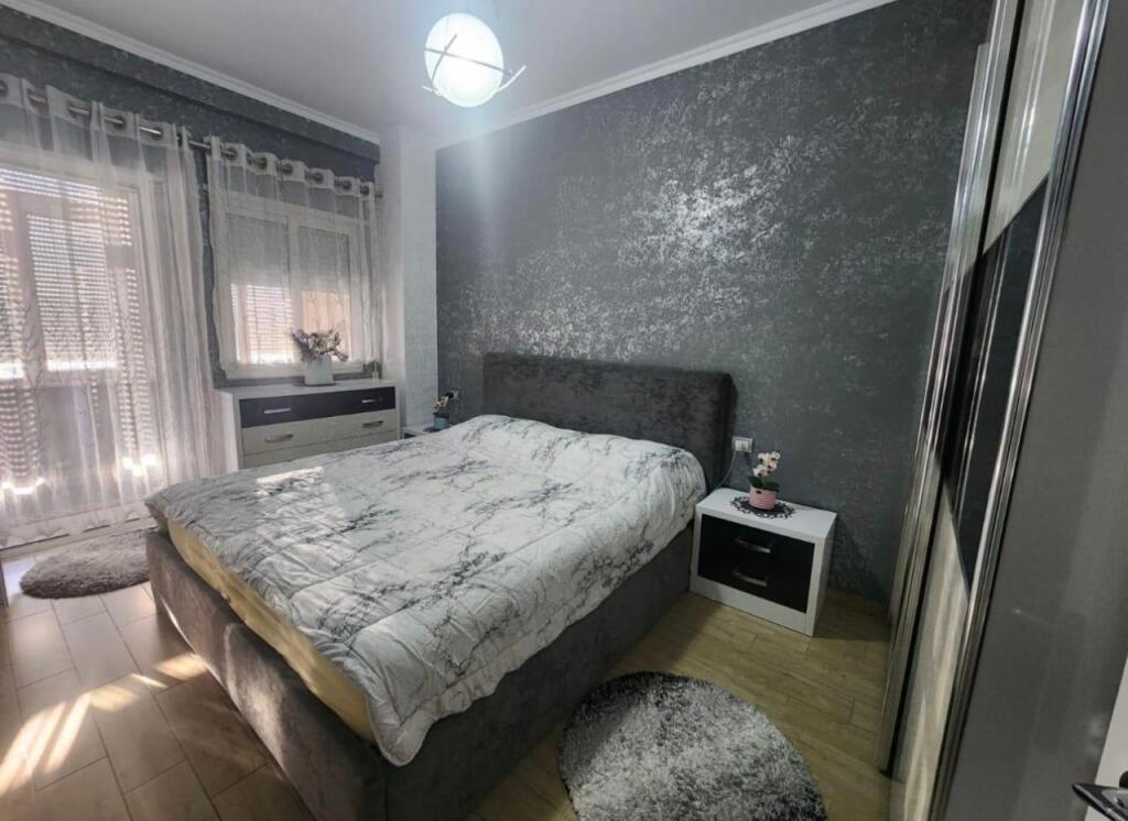 Jepet me qera Apartamenti 2+1+2 , Fresk prane restorant qesarake , 450 mije leke