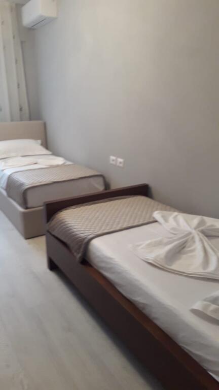 Shitet 2+1,rruga e barrikadave qender,cmimi 280 mije euro,parkim opsional