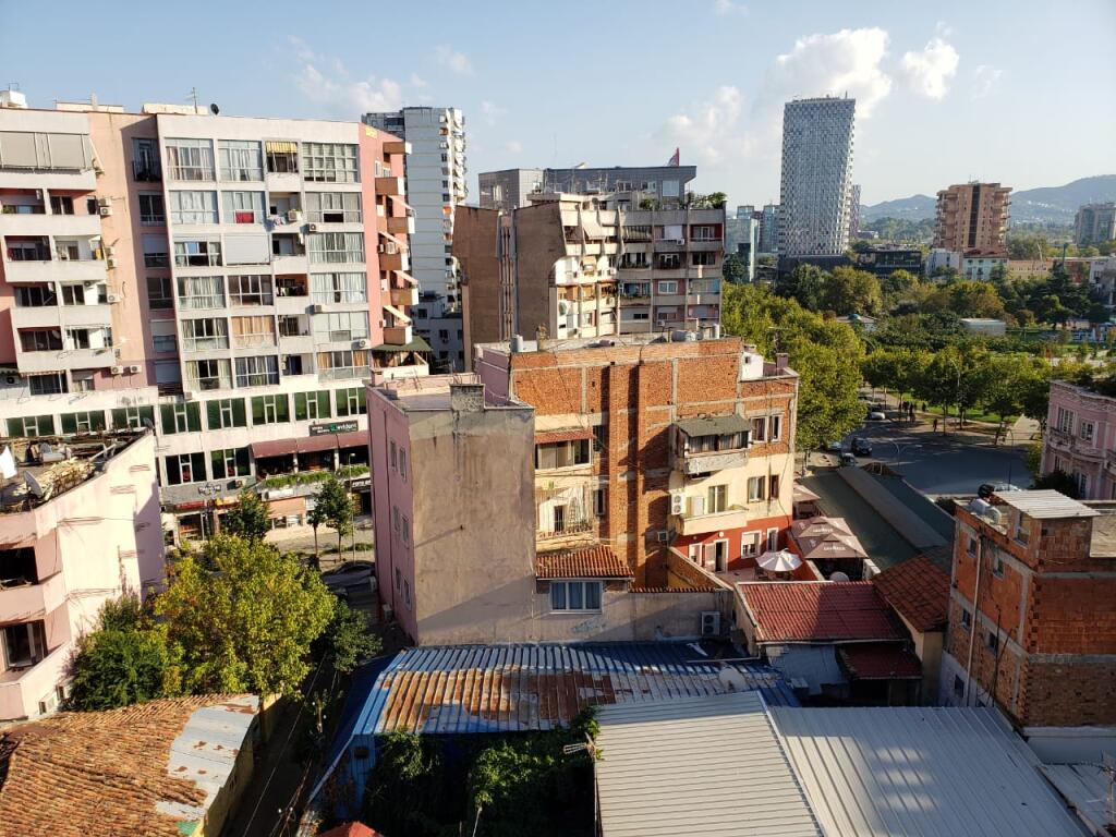 Apartament - Për Qira 3+1 - TE Barrikadat ne QENDER