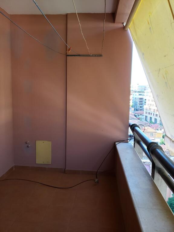 Apartament - Për Qira 3+1 - TE Barrikadat ne QENDER