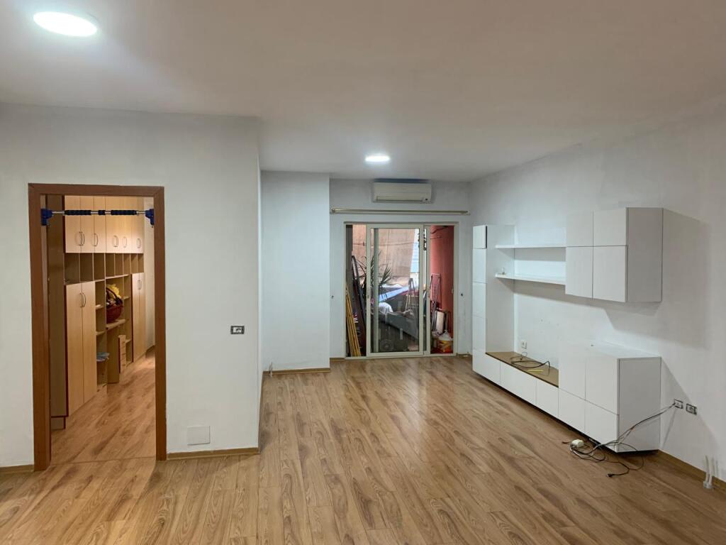 Apartament 2+1 per qira ne Yzberisht.