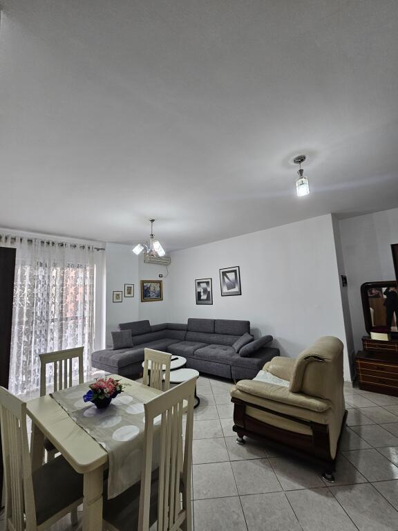 Jepet me Qera: 2+1 +2wc+2 ballkone 📍ASTIR -PRANË RRUGES KRYESORE  Kt.4  PALLAT I RI ME ASHENSOR . CMIMI : 50.000 LEKË/MUAJ  S.110m² ||  TOTALISHT E ARREDUAR.