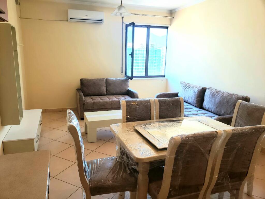 Apartament - Për Qira 3+1 - TE Barrikadat ne QENDER