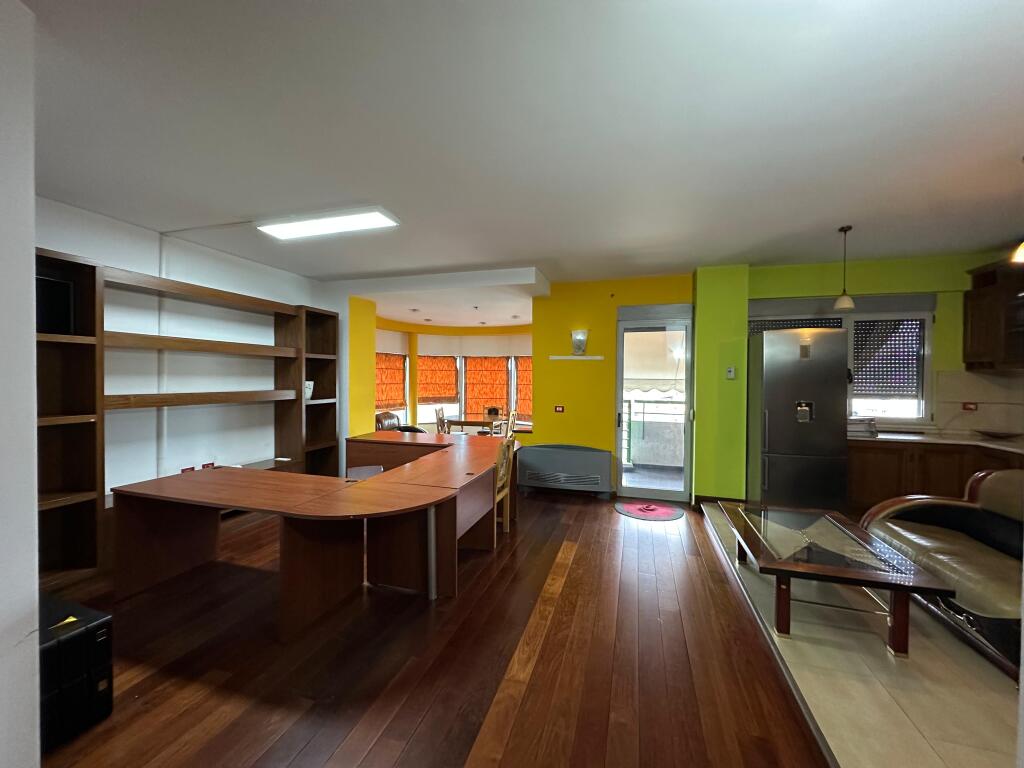 Ambient zyre per qira tek Rruga e Dibres.