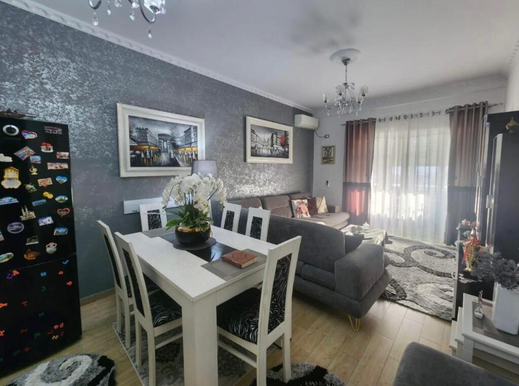 Jepet me qera Apartamenti 2+1+2 , Fresk prane restorant qesarake , 450 mije leke
