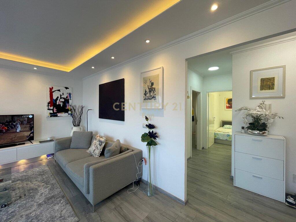 JEPET ME QIRA SUPER APARTAMENT 2+1+2 ME PAMJE DETI NE CURRILA ! 950 € /Muaj