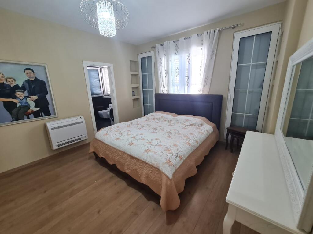 Jepet me qera 3+2 mobiluar ashensor liqeni that 900 eu