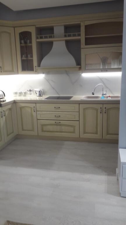 Shitet 2+1,rruga e barrikadave qender,cmimi 280 mije euro,parkim opsional