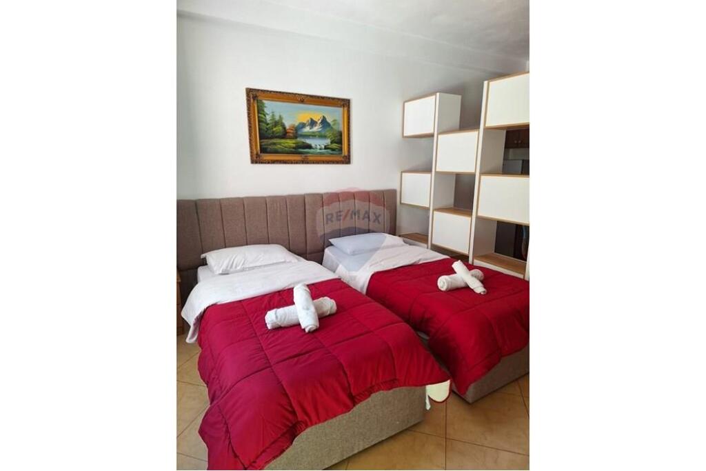 Shiten ne rrugen e Durresit, prane Bllokut te Ambasadave, shiten dy garsoniere.  Te dyja pronat kane nje siperfaqe totale 93.4 m², jane ne katin e 2 ne pallat te ri me ashensor.  Jane te restaurara se fundmi dhe jane totalisht te mobiluara. Kane organizim te rregullt dhe hapesire te bollshme dhe secila prej tyre ka ballkon.  Per me shume informacion apo vizite ne prone , mos hezitoni te na kontaktoni!