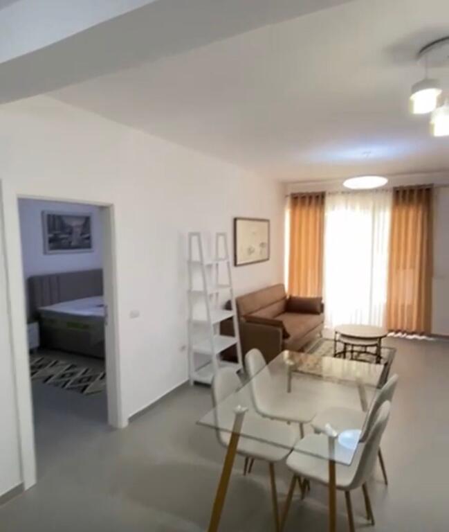 Apartament 1+1, Rruga e Durresit!