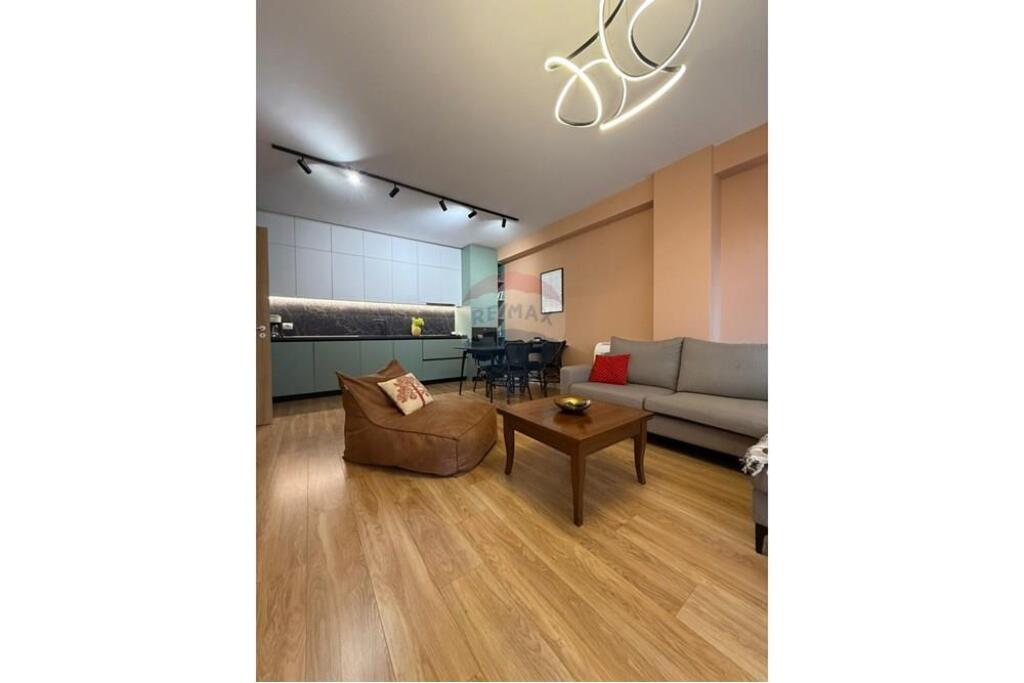 APARTAMENT 2+1 PER QERA TE RRUGA BARRIKADAVE