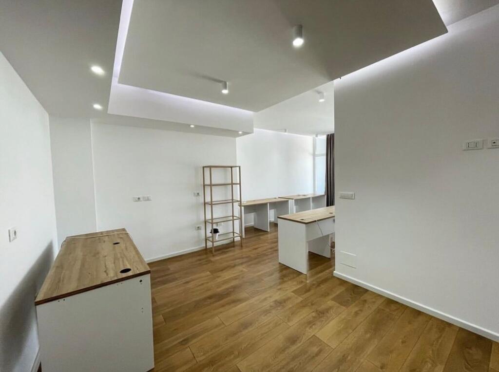 Apartament 2+1 per qira tek Kika 2 tek Komuna e Parisit.