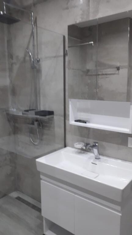 Shitet 2+1,rruga e barrikadave qender,cmimi 280 mije euro,parkim opsional