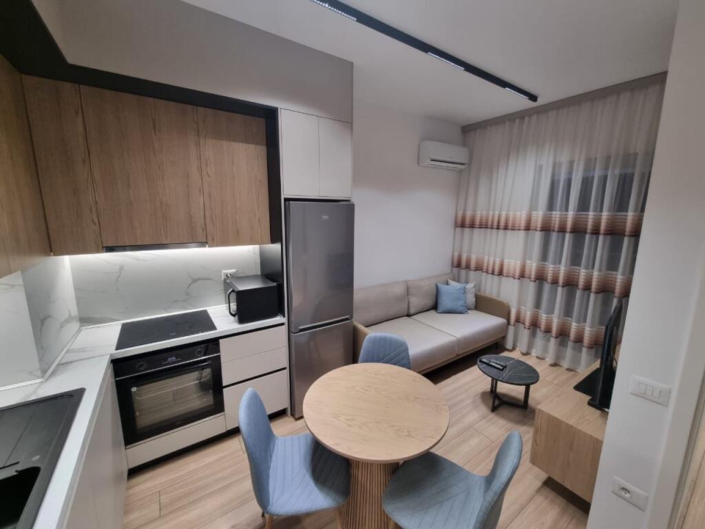 📣 QERA SUPER Apartament 1+1 📍 Kompleksi Mangalem 21, Ali Dem ✨  🏢 Ndertim i Ri  🪜 Kati 8 (Me Ashensor)  🛋️ Mobiluar Me Kushte Bashkekohore   💶 Cmimi 400 Euro