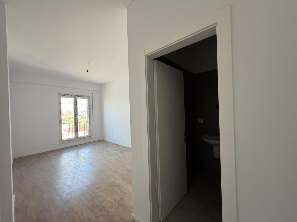 Apartament 2+1 per shitje ne Kamez.