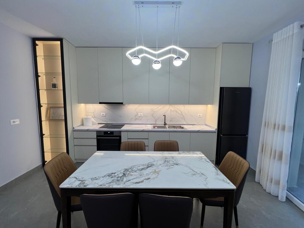 📣 QERA SUPER Apartament 2+1 Me Parking 📍 River Residence, Prane Green City ✨   🏢 Ndertim i Ri  🪜 Kati 7 (Me Ashensor)  🛋️ Mobiluar Me Kushte Bashkekohore  👨👩👧👦 Preferohen Kliente Familjare   💶 Cmimi 700 Euro Bashke Me Parking