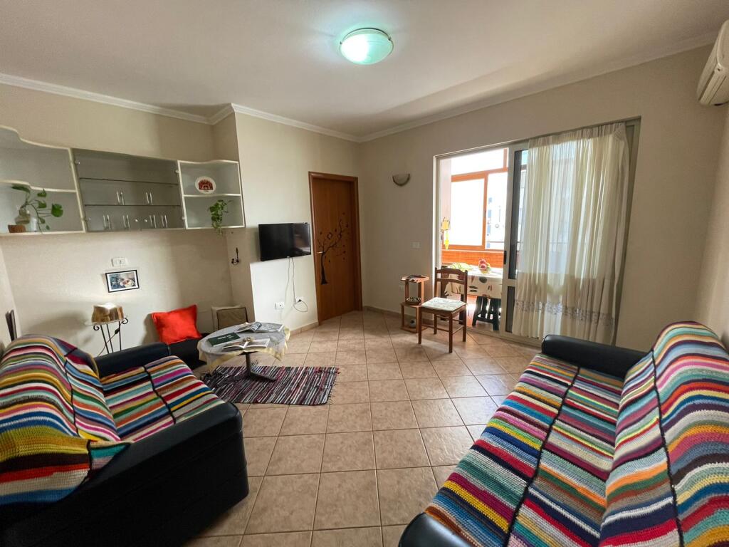 Jepet me qera apartament 1+1, Brenda Pazarit te ri