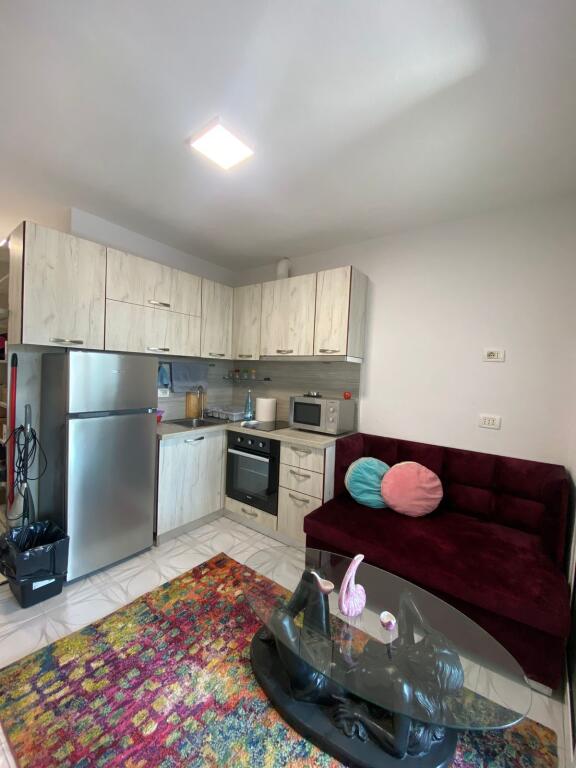 Jepet me qera apartament 1+1 ne Qender 45.000 Leke  !