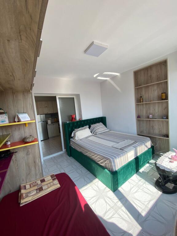 Jepet me qera apartament 1+1 ne Qender 45.000 Leke  !