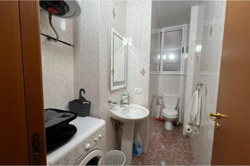 Jepet me qira apartament 2+1 tek Rruga e Kavajes