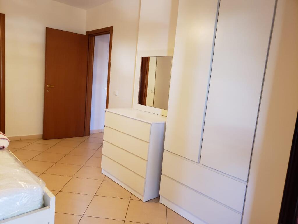 Apartament - Për Qira 3+1 - TE Barrikadat ne QENDER