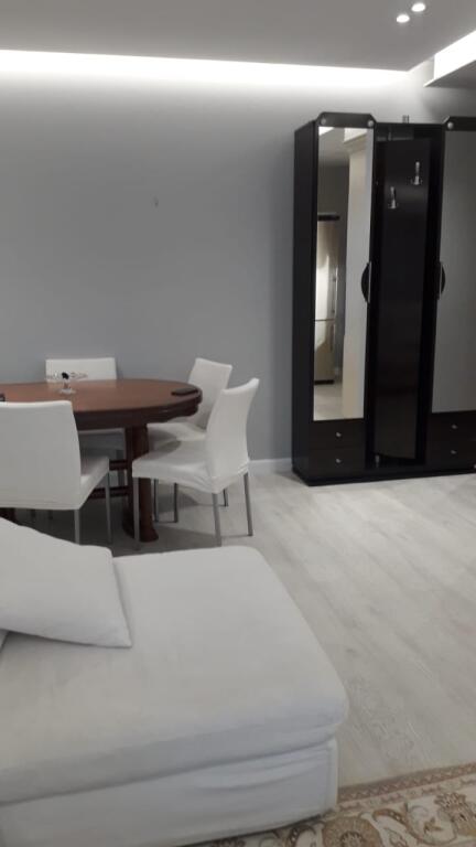 Shitet 2+1,rruga e barrikadave qender,cmimi 280 mije euro,parkim opsional