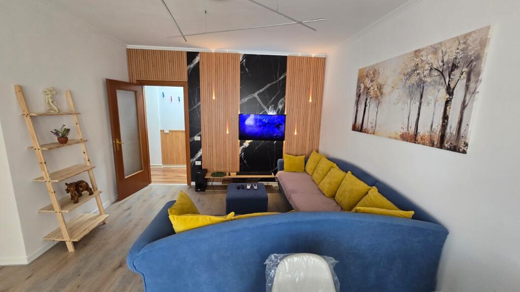 3+1,i mobiluar te liqeni i thate,cmimi 1400 euro me post parkimi