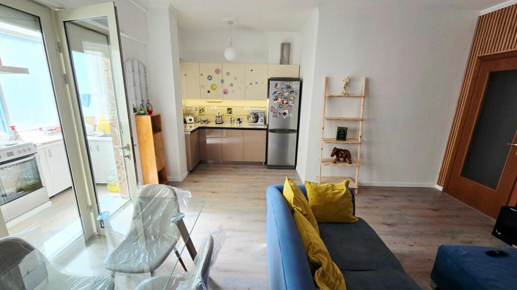 3+1,i mobiluar te liqeni i thate,cmimi 1400 euro me post parkimi