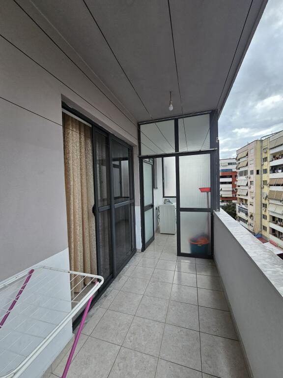 Jepet me Qera: 2+1 +2wc+2 ballkone 📍ASTIR -PRANË RRUGES KRYESORE  Kt.4  PALLAT I RI ME ASHENSOR . CMIMI : 50.000 LEKË/MUAJ  S.110m² ||  TOTALISHT E ARREDUAR.