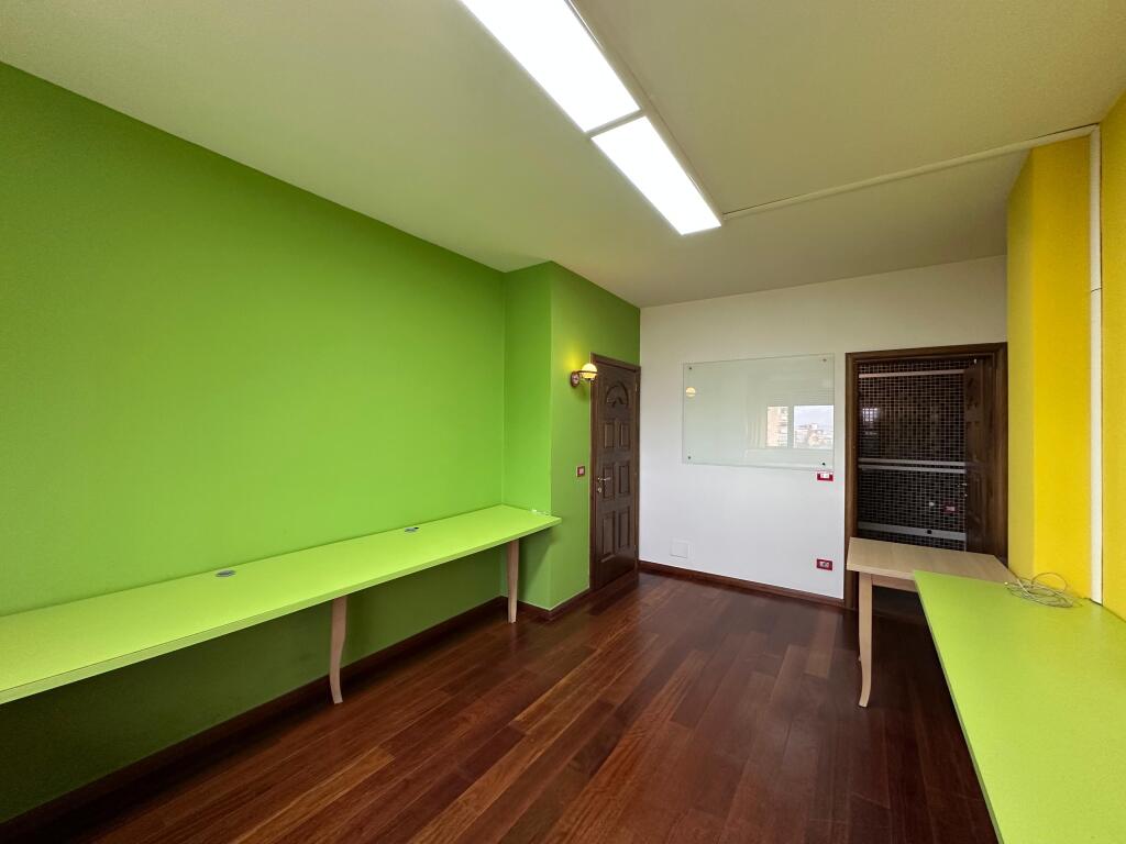 Ambient zyre per qira tek Rruga e Dibres.