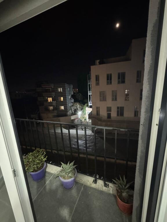 Jepet me qera Apartamenti 1+1, Rruga 5 Maj , Pallatet e Bashkise , 350 mije leke