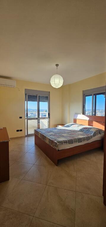 JEPET ME QIRA – 2+1+2 me verandë 200 m², Plazh “Te Tocaku”, Durrës 🏖️🏢