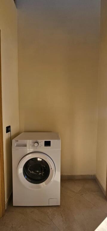 JEPET ME QIRA – 2+1+2 me verandë 200 m², Plazh “Te Tocaku”, Durrës 🏖️🏢