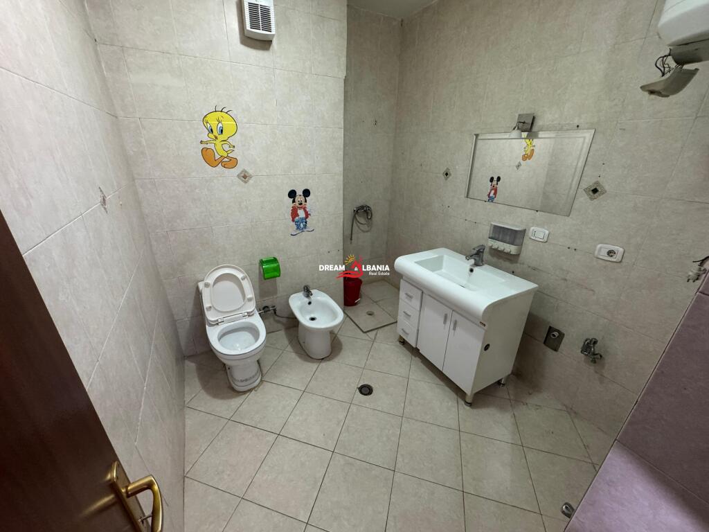 Locale in affitto con 5 sezioni vicino al Tribunale Distrettuale in Vasil Shanto, Tirana (ID 42611381)