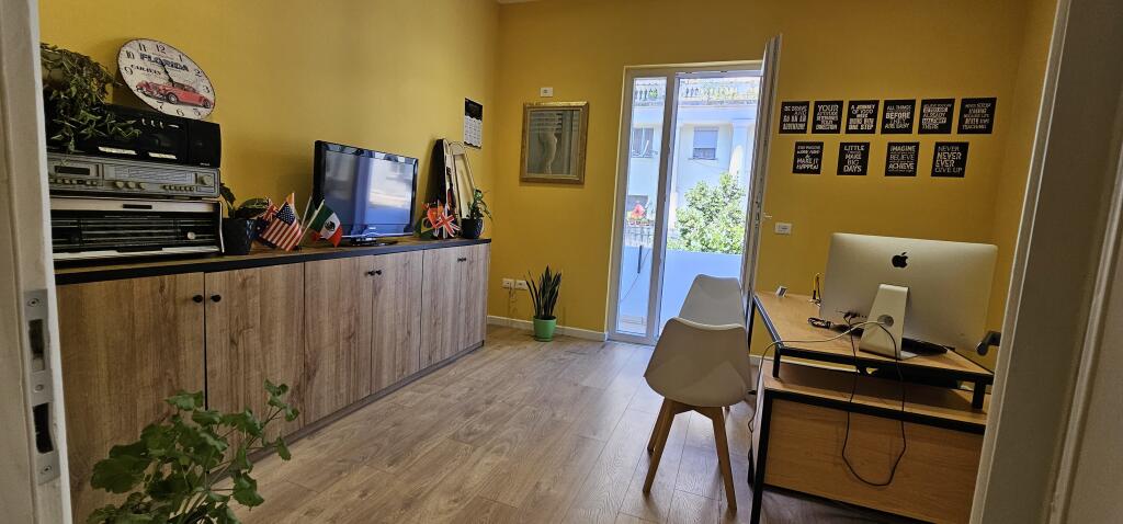 Zyre me qera per , ekonomist, jurist etj